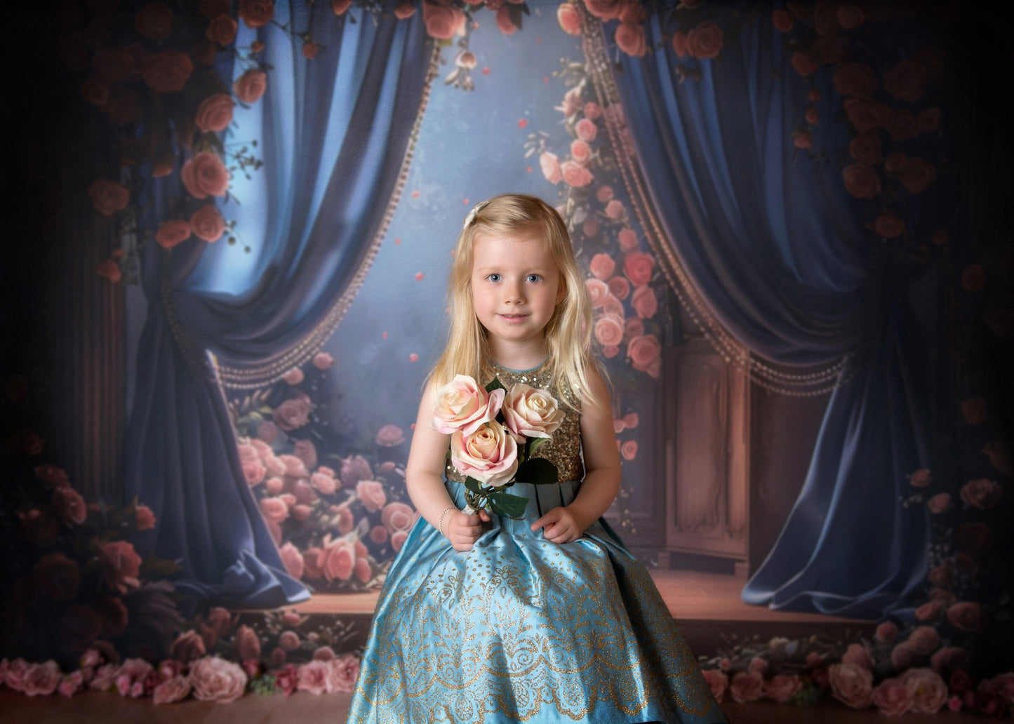 Toile de fond pour photographie de printemps avec des roses roses et des rideaux bleus d'Avezano