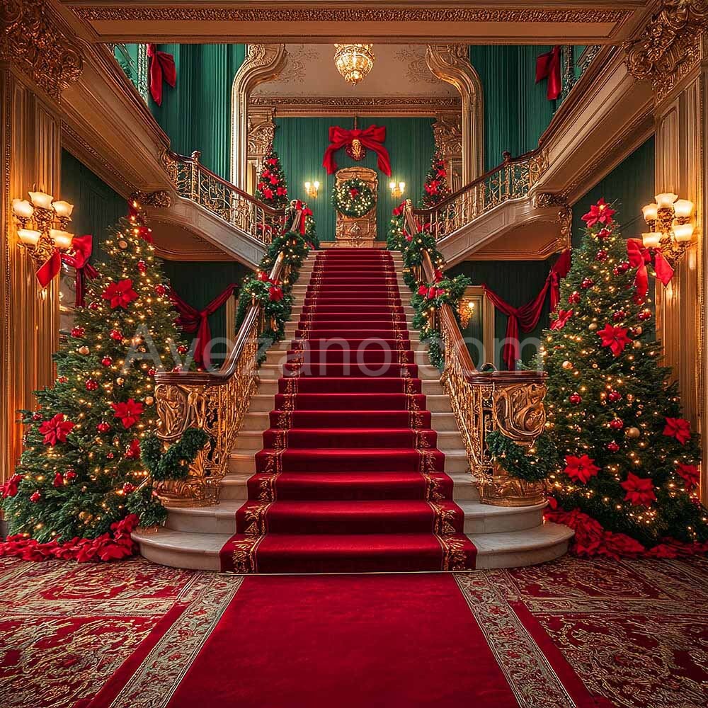 Escalier rouge d'Avezano et grand sapin de Noël en toile de fond