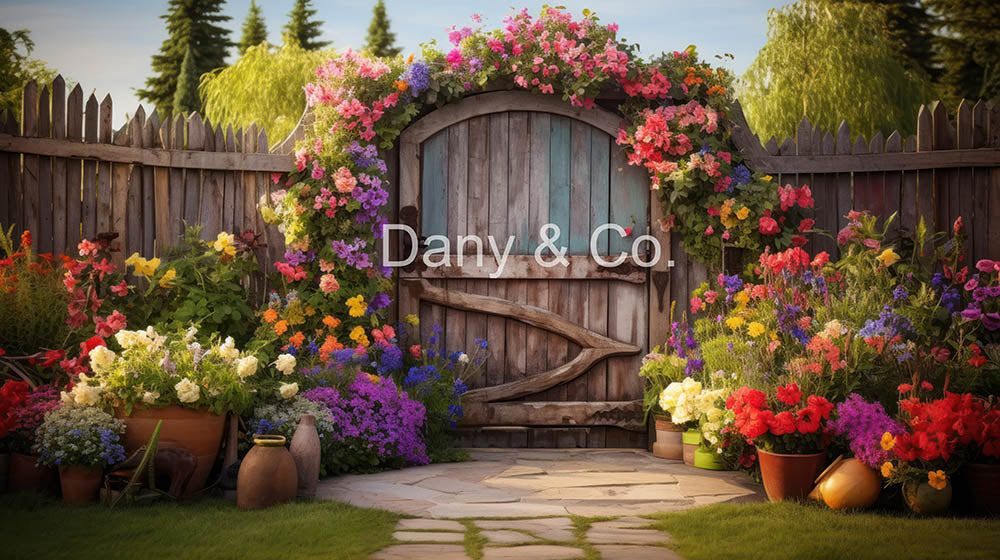 Balustrade de porte en bois du jardin printanier d'Avezano conçue par Danyelle Pinnington