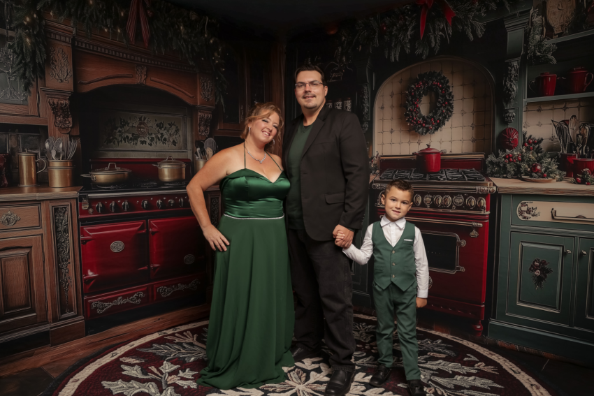 Arbre de Noël enneigé et lumières d'Avezano - Toile de fond pour photographie