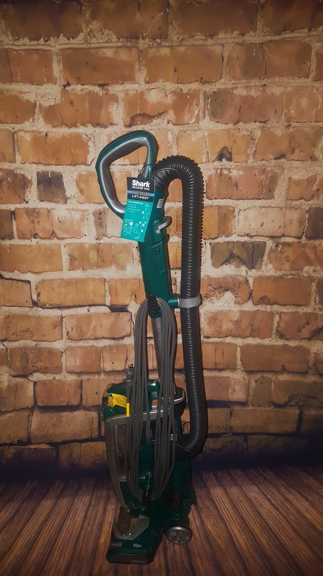 Texture de mur de briques fissurées d'Avezano, toile de fond avec plancher en bois version verticale