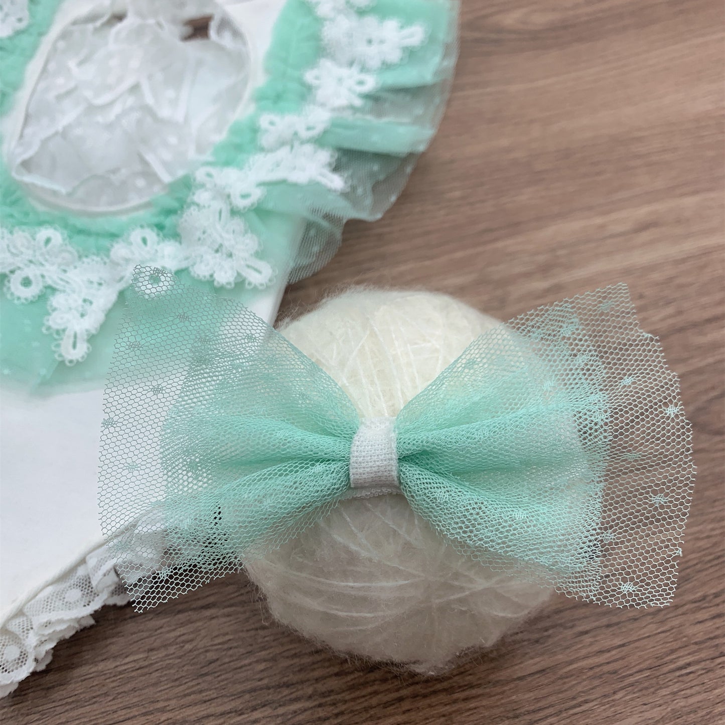 Costume tricoté Avezano en dentelle plissée à pois bleus pour nouveau-nés