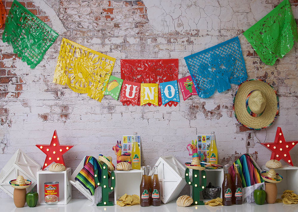 Mur de briques d'Avezano et arrière-plan de photographie de fête avec petit drapeau à cinq couleurs par Stefany Figueroa