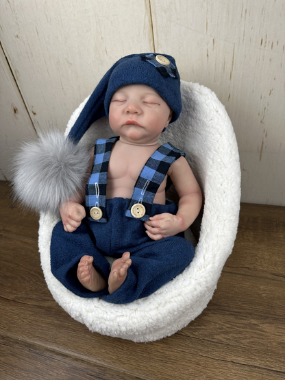 Avezano Newborn Photography Set: Knit Hat and Overalls