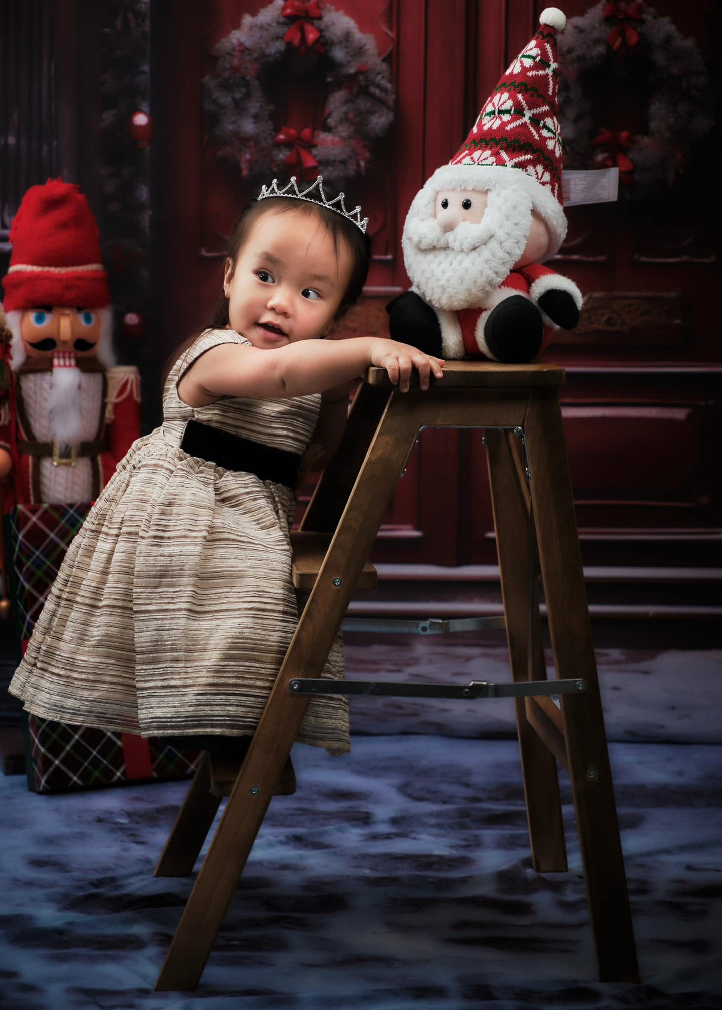 Portes rouges d'Avezano décorées de couronnes de Noël, toile de fond pour photographie 