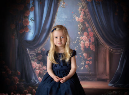 Toile de fond pour photographie de printemps avec des roses roses et des rideaux bleus d'Avezano