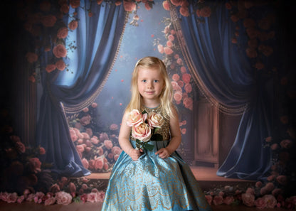 Toile de fond pour photographie de printemps avec des roses roses et des rideaux bleus d'Avezano