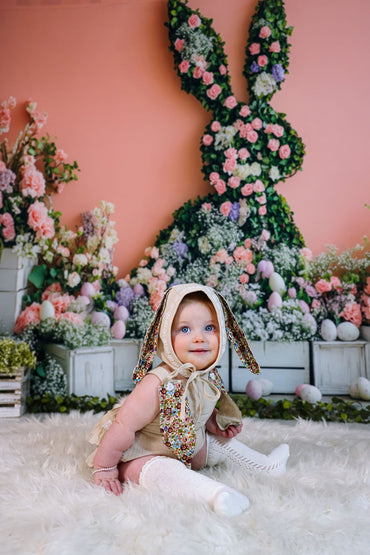 Lapin d'Avezano entouré d'herbe de Pâques et de roses, toile de fond pour photographie conçue par Polly Ro Design