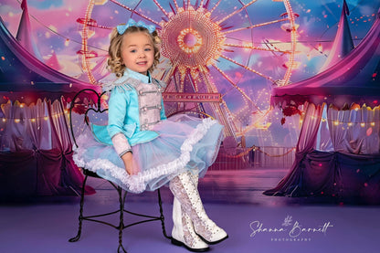 Fond de photographie de fête avec grande roue rose et lumières colorées d'Avezano