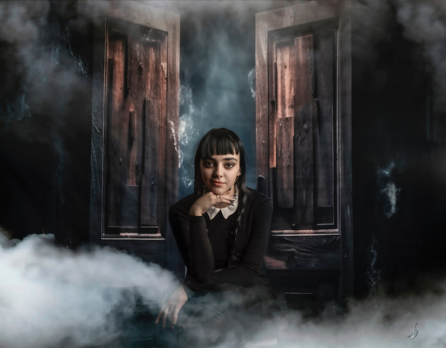 Toile de fond de fumée d'Halloween et de porte en bois d'Avezano pour la photographie