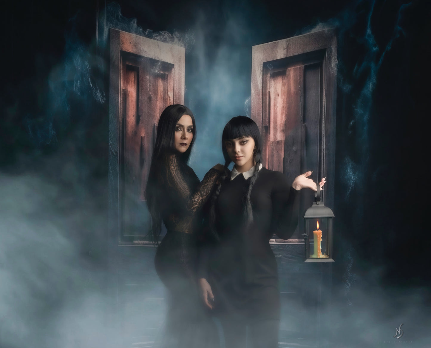 Toile de fond de fumée d'Halloween et de porte en bois d'Avezano pour la photographie