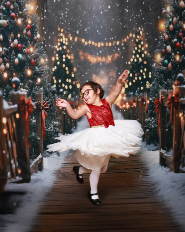 Toile de fond pour photographie de sapin de Noël blanc et de cadeaux d'Avezano