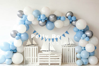 Arche de ballons Avezano et modèle de voilier Cake Smash Toile de fond pour photographie d'anniversaire conçue par Polly Ro Design