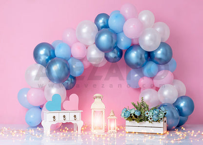 Fond de photographie de gâteau de fête avec des ballons bleus et roses d'Avezano
