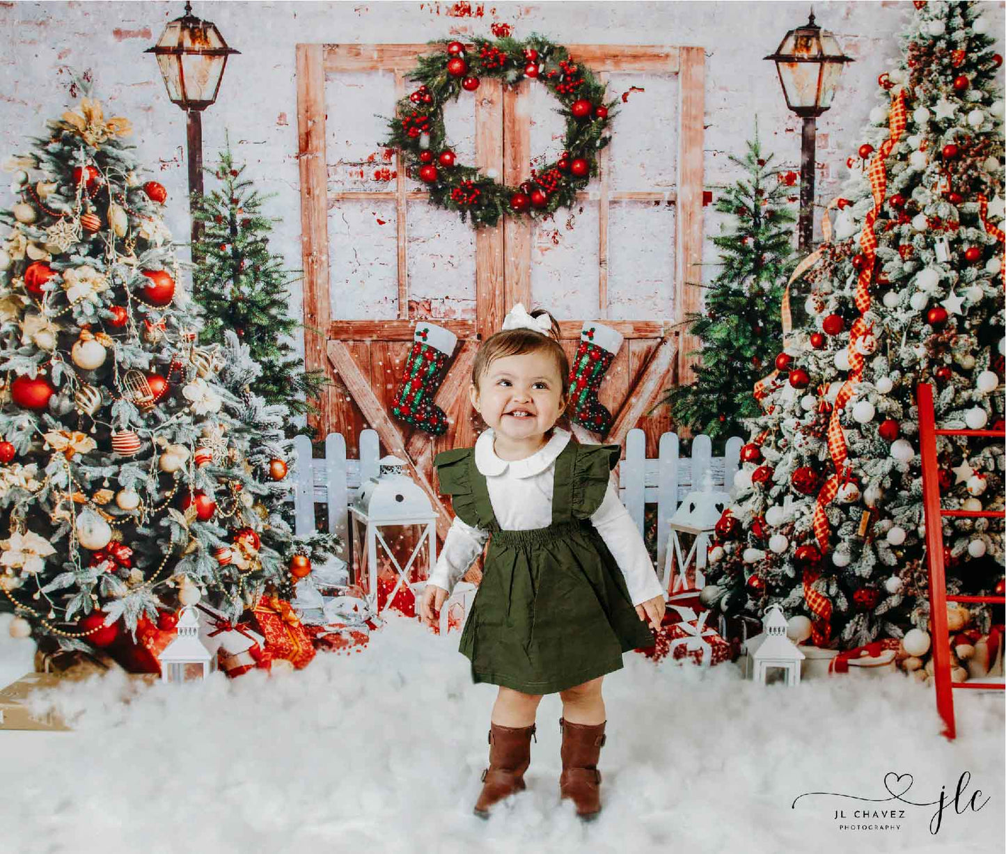 Arbres de Noël et porte en bois d'Avezano, toile de fond pour la photographie 