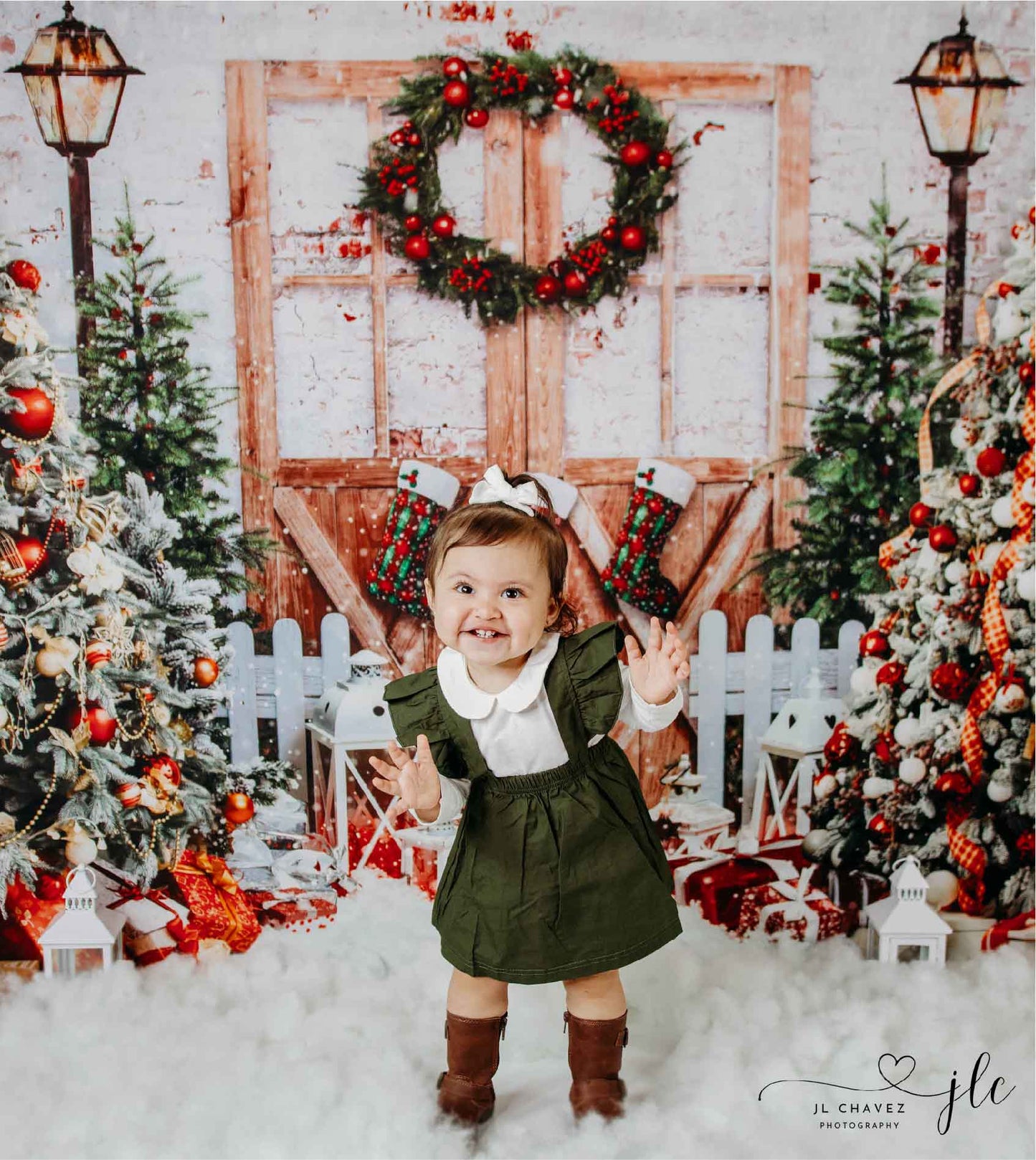 Arbres de Noël et porte en bois d'Avezano, toile de fond pour la photographie 